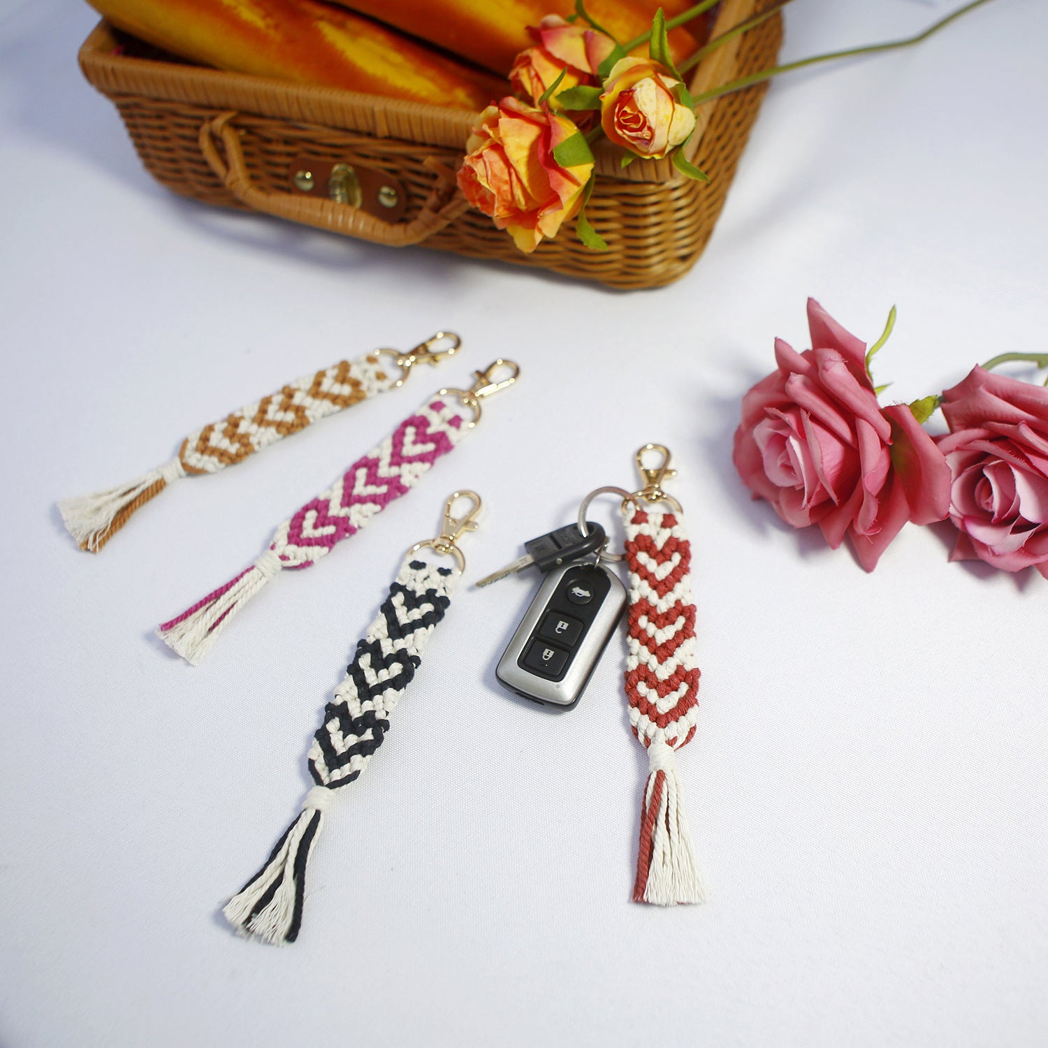 Venta al por mayor, llavero de muñeca de cuerda de algodón tejido a mano con amor en forma de corazón para el Día de San Valentín, aleación de Zinc